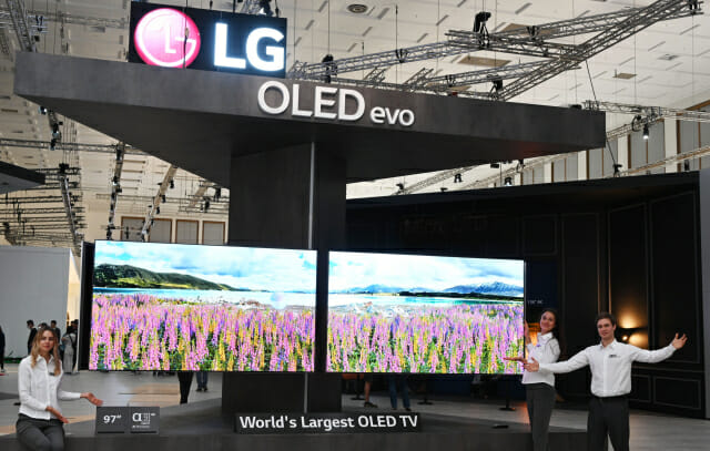 LG전자가 지난 9월 독일 베를린에서 열리는 유럽 최대 가전전시회 ‘IFA 2022’에서 최대 올레드 TV인 97형 올레드 에보 갤러리 에디션(모델명: 97G2)을 소개했다.(사진=LG전자)