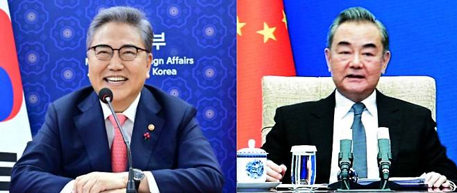 박진(왼쪽) 외교부 장관과 왕이(王毅) 중국 외교부장이 12일 오후 화상으로 외교장관 회담을 하고 있다. 한중은 이날 ”시진핑(習近平) 주석의 방한(訪韓) 등 정상 간 교류 모멘텀이 계속 이어질 수 있도록 소통해 나가자”고 했다. /외교부