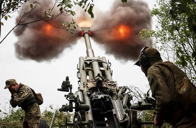 미국이 지원 곡사포로 러시아를 공격하는 우크라이나군/로이터 연합뉴스