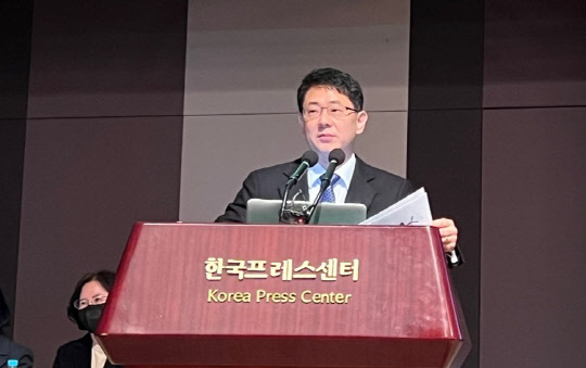 김재경 신라젠 대표가 13일 한국프레스센터에서 간담회를 열고 기자들에게 연구개발 계획 등에 대해 설명하고 있다. 신라젠 제공.