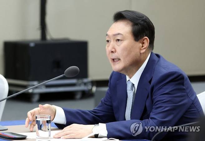 윤석열 대통령 "고생은 선수들이 다 했는데 왜 배당금은 축구협회가 많이 갖나" 직격탄 (연합뉴스)