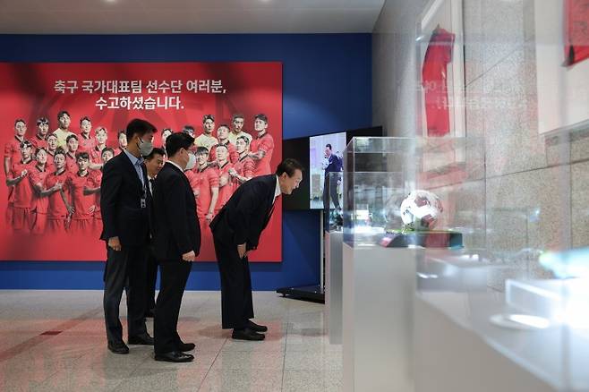 윤석열 대통령이 13일 용산 대통령실 청사 로비에 전시된 카타르 월드컵 축구 국가대표팀 기념사진 및 기념품을 살펴보고 있다. (대통령실 제공) 2022.12.13/뉴스1 ⓒ News1 오대일 기자 /사진=뉴스1