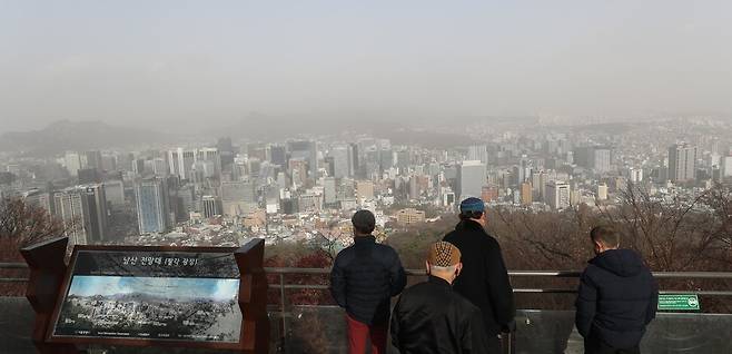 13일 오전 서울 남산타워에서 바라본 서울 시내가 뿌옇게 흐려있다. 강창광 선임기자