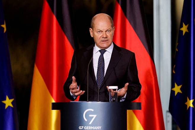 올라프 숄츠 독일 총리가 12일(현지시각) 주요 7개국(G7) 화상 정상회의를 마치고 독일 베를린에서 기자회견을 하고 있다. 연합뉴스