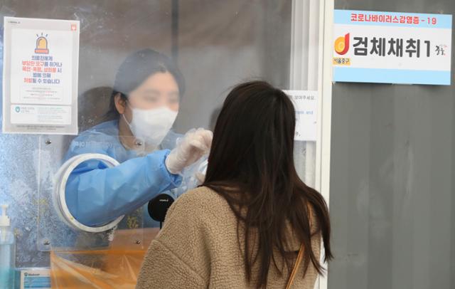 지난 12일 서울 중구보건소의 서울역광장 임시선별검사소에서 한 시민이 코로나19 검사를 받고 있다. 뉴시스