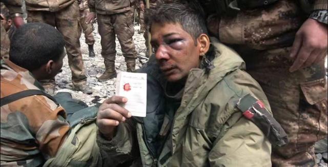 지난 2020년 6월 중국과 인도의 국경지역인 갈완계곡 유혈충돌 과정에서 중국군에 붙잡힌 인도군 병사의 얼굴에 잔뜩 멍이 들어 있다. [웨이보 캡처]