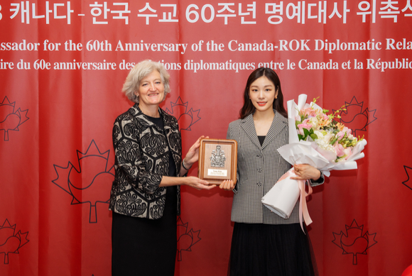 김연아(오른쪽)가 주한캐나다대사관가 선정한 '한국-캐나다 수교 60주년' 명예대사로 위촉됐다. 김연아는 지난 12일 대사관에서 진행된 위촉식에 참석했다. [사진=올댓스포츠]