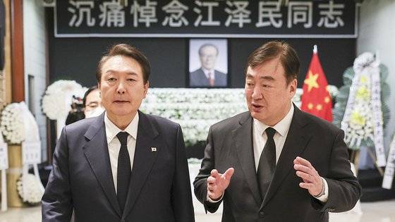 윤석열 대통령이 지난 2일 서울 중구 주한중국대사관에 마련된 고(故) 장쩌민 전 중국 국가주석 분향소를 찾아 조문한 뒤 싱하이밍 주한중국대사와 대화하고 있다. 사진 대통령실
