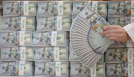 지난 9월 14일 서울 중구 하나은행 위변조대응센터에서 직원이 달러 화폐를 펴 보이고 있다.   연합뉴스