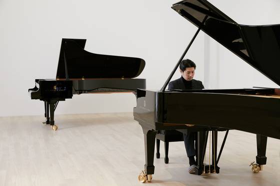 이진상 한예종 교수가 함부르크에서 직접 골라온 ‘명선 1호’를 연주하고 있다. 뒷쪽은 ‘명선 2호’. [사진 명선아트홀]