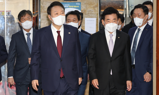 President Yoon Suk-yeol, left, and National Assembly Speaker Kim Jin-pyo walk out of the National Assembly building in Yeouido, western Seoul, on Oct. 25, 2022. [JOINT PRESS CORPS]
