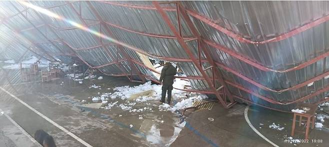 볼리비아 학교 졸업식장 지붕 붕괴 사고 현장 / 사진=아차카치 주정부 공식 트위터 캡처