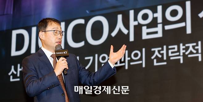 구현모 KT 대표가 지난달 16일 오전 서울 송파구 소피텔 앰배서더 호텔에서 열린 인공지능(AI) 전략 기자간담회에서 KT가 추진할 AI 서비스 방향을 설명하고 있다. [이승환 기자]