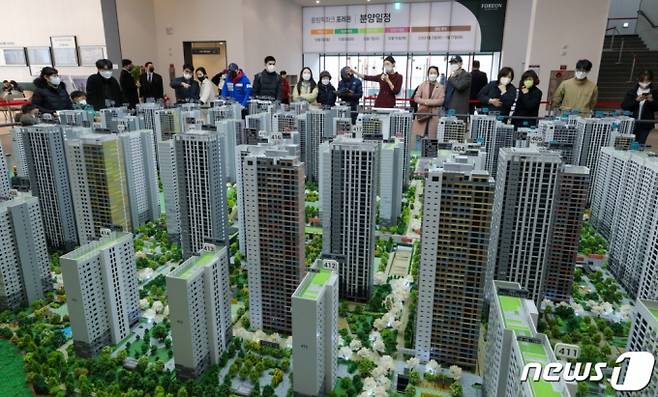 올림픽파크 포레온(둔촌주공 재건축) 견본주택 운영 마지막 날인 4일 서울 강동구에 위치한 견본주택을 찾은 시민들이 단지 모형도를 구경하고 있다. /사진제공=뉴스1
