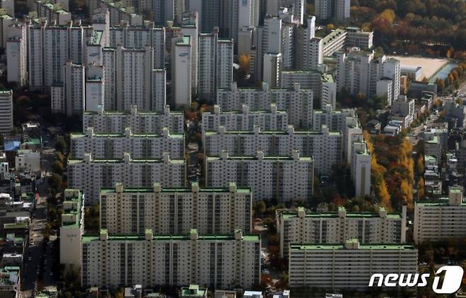 (서울=뉴스1) 송원영 기자 = 지난달 서울 아파트 매매량은 한 달 만에 역대 최저치를 새로 썼고, 미분양은 한 달 사이 27% 증가한 것으로 나타났다. 금리 인상과 집값 하락 우려로 주택 시장이 꽁꽁 얼어붙고 있다.   31일 국토교통부의 '9월 주택통계'에 따르면 올해 들어 9월까지 전국의 주택 매매량(누계)은 41만7794건으로 전년 동기 대비 49% 감소했다. 9월 한 달간 주택 거래량은 3만2403건으로 1년 전보다 60.3% 줄었다.  사진은 이날 서울 송파구 롯데월드타워 전망대 서울스카이에서 바라본 아파트 단지 모습. 2022.10.31/뉴스1  Copyright (C) 뉴스1. All rights reserved. 무단 전재 및 재배포 금지.