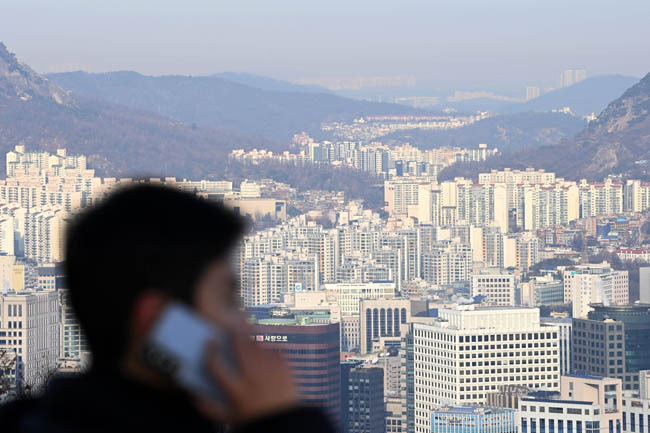 지난 12일 서울 남산에서 바라본 아파트. 문호남 기자