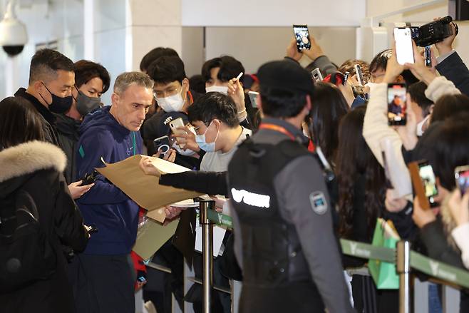 파울루 벤투 감독이 13일 인천국제공항을 통해 포르투갈로 출국하기에 앞서 팬들에게 사인을 해주고 있다. [연합]