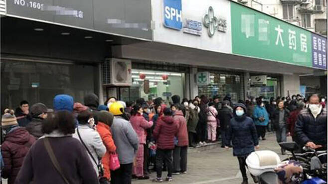 감기 치료제 구입 위해 장사진 이룬 중국인들 (사진=텐센트신문 캡처, 연합뉴스)