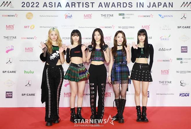 걸그룹 르세라핌이 13일 오후 일본 나고야 니혼가이시홀에서 열린 스타뉴스-미디어보이 주최 '2022 Asia Artist Awards IN JAPAN'(2022 아시아 아티스트 어워즈, 이하 2022 AAA) 레드카펫 행사에 참석해 포즈를 취하고 있다.  스타뉴스와 미디어보이가 주최하고 Asia Artist Awards 조직위원회와 더스타파트너, 컬쳐 엔터테인먼트가 공동 주관하는 글로벌 NO.1 시상식 '2022 AAA'에는 올 한 해 동안 국내외에서 많은 사랑을 받은 가수, 배우들이 참석해 눈을 뗄 수 없는 화려한 글로벌 축제의 장을 펼친다. 2022.12.13 /사진=이동훈 기자 photoguy@