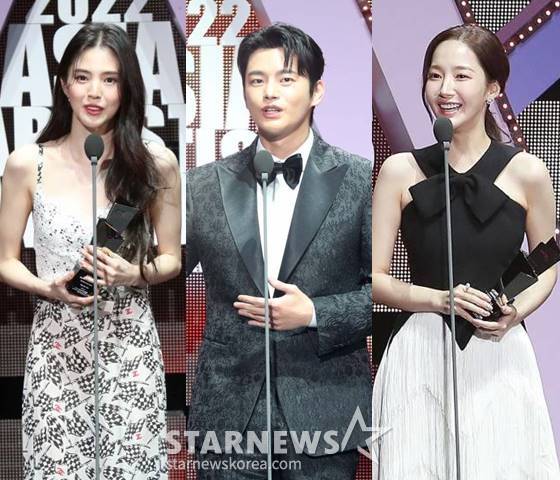 배우 한소희, 서인국, 박민영이 13일 오후 일본 나고야 니혼가이시홀에서 열린 스타뉴스-미디어보이 주최 '2022 Asia Artist Awards IN JAPAN'(2022 아시아 아티스트 어워즈, 이하 2022 AAA)에서 AAA 베스트아티스트상을 수상하고 소감을 말하고 있다. 스타뉴스와 미디어보이가 주최하고 Asia Artist Awards 조직위원회와 더스타파트너, 컬쳐 엔터테인먼트가 공동 주관하는 글로벌 NO.1 시상식 '2022 AAA'에는 올 한 해 동안 국내외에서 많은 사랑을 받은 가수, 배우들이 참석해 눈을 뗄 수 없는 화려한 글로벌 축제의 장을 펼친다. 2022.12.13 /사진=임성균 기자 tjdrbs23@