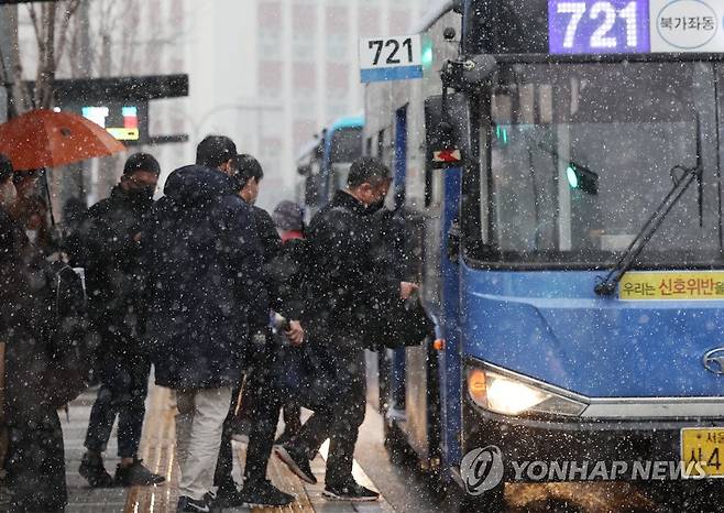 '서둘러 집으로' (서울=연합뉴스) 이지은 기자 = 서울 지역에 눈이 내린 13일 오후 서울시내에서 시민들이 버스를 타고 있다. 2022.12.13 jieunlee@yna.co.kr