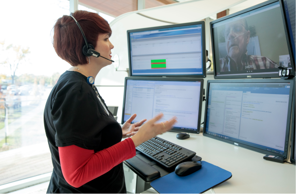 머시가상진료센터(Mercy Virtual Care Center)의 한 간호사가 만성폐쇄성 폐 질환을 앓고 있는 환자를 모니터를 통해 바라보며 이야기를 나누고 있다. 이 환자의 집에는 병원에서 환자의 상태를 살필 수 있는 각종 장비가 설치되어 있다. [사진=폴리티코지]