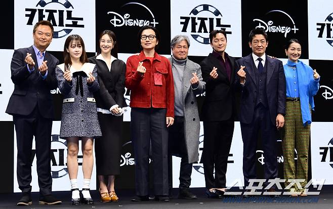 강윤성 감독과 디즈니플러스 시리즈 '카지노'의 주연배우들이 14일 동대문메리어트에서 열린 제작보고회에서 포토타임을 갖고 있다.

'카지노'는 돈도 빽도 없이 필리핀에서 카지노의 전설이 된 남자 '차무식'이 살인사건에 휘말리면서 최후의 베팅을 하는 이야기를 담았다 동대문=최문영 기자 deer@sportschosun.com/2022.12.14/