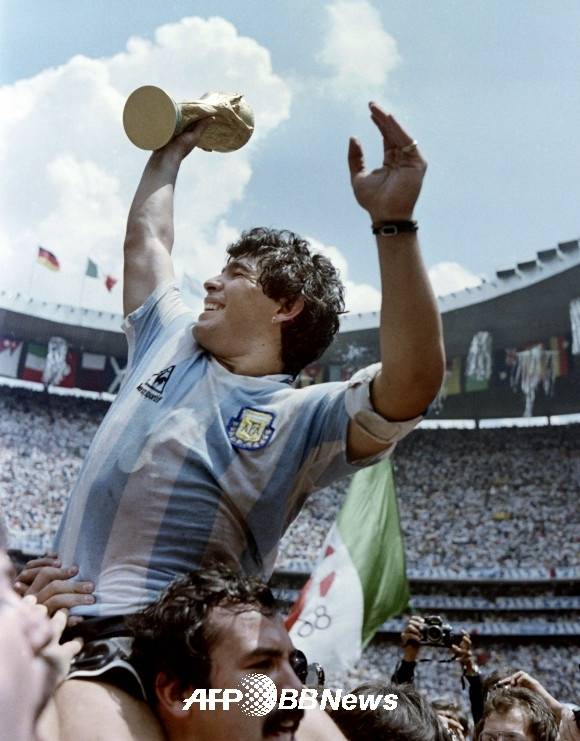 1986 월드컵 우승 트로피를 든 마라도나의 모습. ⓒAFPBBNews = News1