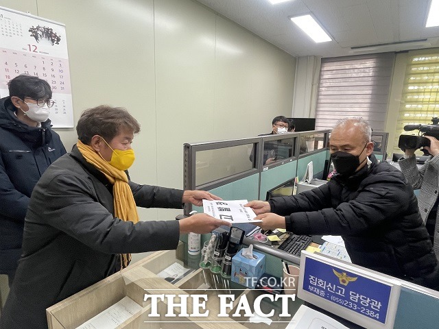 여영국 정의당 경남도당 위원장이 김미나 창원시의원에 대한 고발장을 경남경찰청에 접수하고 있다./정의당 경남도당 제공