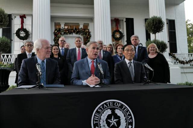 삼성전자가 지난해 11월 미국 테일러 파운드리 공장에 20조원(당시 환율로 170억 달러)을 투자한다고 공식 발표했다. (왼쪽부터) 존 코닌 상원의원, 그랙 애벗 텍사스 주지사, 김기남 삼성전자 부회장(사진=삼성전자)
