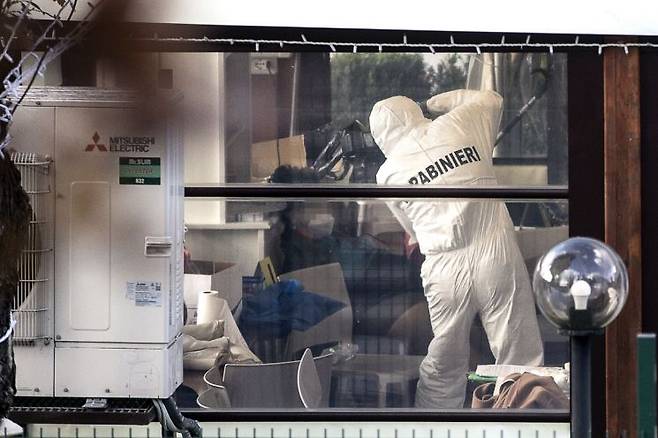 이탈리아 경찰이 지난 11일(현지시간) 총격사건이 발생한 로마 북부의 한 커피숍에서 조사하고 있다. 사진=EPA·연합뉴스