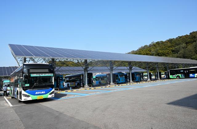 지난 10월 27일 경기 수원시 영통구 수원동부버스공영차고지에 태양광 발전을 이용한 전기버스가 주차돼 있다. 고영권 기자