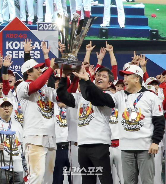 키움 히어로즈와 SSG 랜더스가 지난 11월 8일 오후 인천 SSG랜더스필드에서 ‘2022 KBO리그 포스트시즌’ 한국시리즈 6차전 경기를 펼쳤다. SSG가 4-3으로 승리하고 한국시리즈 우승을 차지했다. 시상식에서 정용진 구단주가 트로피를 들어올리고있다. 인천=정시종 기자 capa@edaily.co.kr