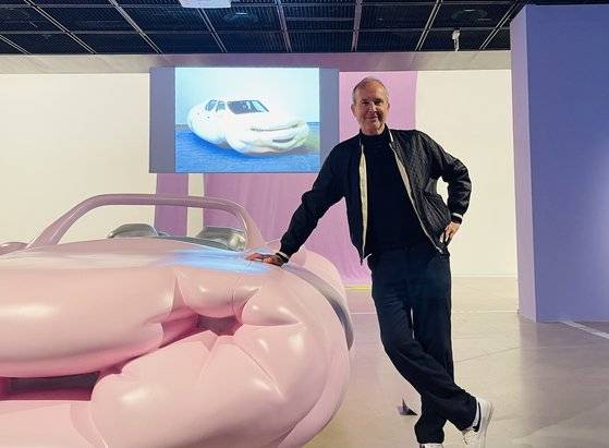 자신의 조각품 '뚱뚱한 차' 앞에 선 에르빈 브룸. 이은주 기자