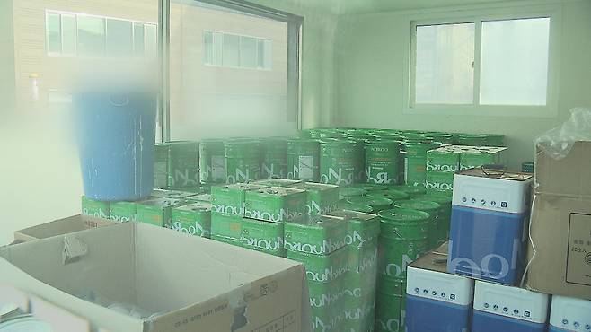 박 사장이 운영하던 건설사 사무실에 쌓여 있는 도장용 페인트.