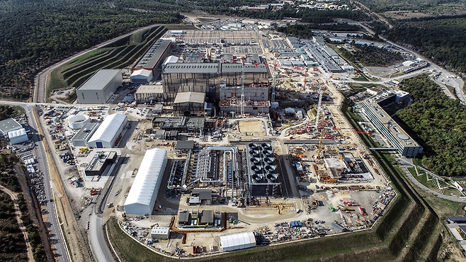 올해 4월 프랑스 카다라쉬에서 촬영된 국제핵융합실험로(ITER) 건설 현장. 한국 등 7개국이 참여했다. 총 117억유로(16조원)가 투입된다. ITER 제공