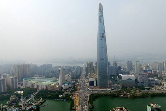 서울 송파구 신청동 롯데월드타워 부지 일대. /사진제공=뉴스1