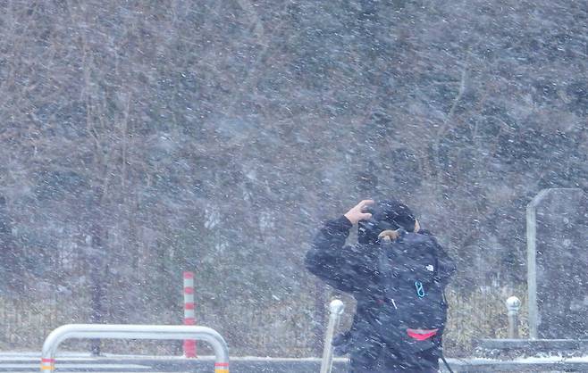 제주도산지에 대설주의보가 내려진 14일 오전 한라산 국립공원 성판악 탐방안내소에 눈이 내리고 있다. 한라산 국립공원은 기상 악화에 따라 모든 탐방로를 입산 통제하고 있다. 뉴시스