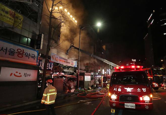 14일 저녁 서울 중구 남대문시장 3번게이트 인근 한 건물에서 화재가 발생해 소방대원들이 화재를 진압하고 있다. 뉴스1