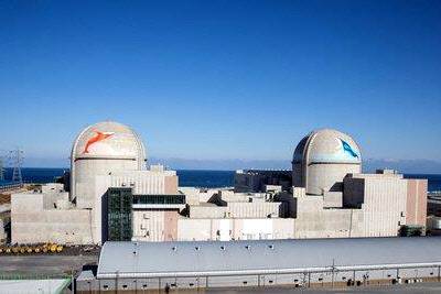 ‘대한민국 27번째 원전’ 신한울 1호기 12년만에 본격 가동 - 대한민국 27번째 원전인 신한울 1호기가 2010년 첫 삽을 뜬 지 12년 만에 준공식을 하고 본격 가동했다.     산업통상자원부는 14일 경북 울진군 북면 덕천리?고목리 신한울 1호기 부지에서 지역 주민과 국내외 원전 산업 관계자를 초청해 신한울 1호기 준공식을 개최했다. 사진은 신한울 1(왼쪽)?2호기 외관. 2022.12.14 한국수력원자력 제공