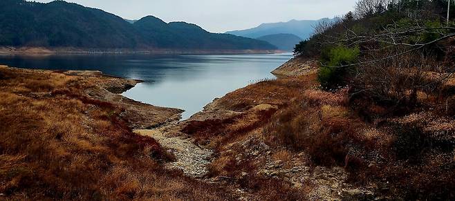 광주의 또 다른 식수원인 주암댐도 가뭄에 허덕이기는 마찬가지다. 동복호로부터 17㎞ 정도 떨어진 주암댐도 30.29% 정도의 저수율을 보이며 내년 5월 고갈이 우려된다. 12일 오후 유입원이 바짝 말라버린 전남 승주읍 주암호 전경 ⓒ시사저널 정성환