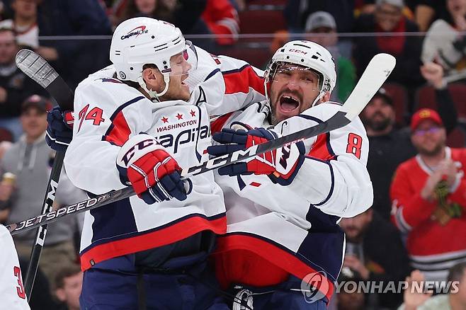 NHL 통산 800골을 달성하고 기뻐하는 알렉스 오베치킨 [AFP=연합뉴스]