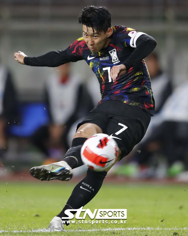 23일 오후 경기 고양시 고양종합운동장에서 열린 하나은행 초청 축구 국가대표팀 평가전 대한민국과 코스타리카의 경기, 손흥민이 프리킥을 차고 있다. 사진｜뉴시스