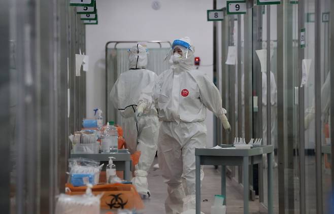 코로나19 거점전담병원인 오산한국병원 중환자실에서 지난해 12월 15일 의료진들이 중환자를 돌보고 있다. /뉴스1