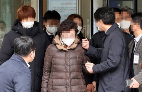 요양병원을 불법 개설해 요양급여를 타 간 혐의로 1심에서 실형을 선고받은 국민의힘 윤석열 대선후보의 장모 최은순씨가 25일 오후 서초구 서울고법에서 열린 항소심 선고 공판에서 무죄를 선고받고 밖으로 나서고 있다. 사진=연합뉴스