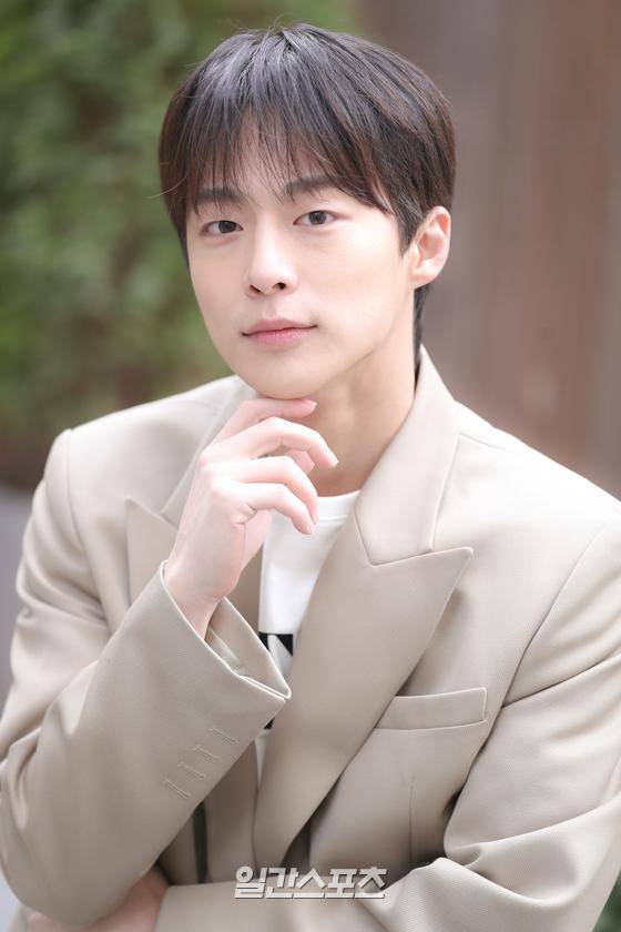 배우 배인혁이 12일 오전 서울 강남구 논현동 한 카페에서 진행된 일간스포츠와 인터뷰에서 포즈를 취하고 있다. 서병수 기자 qudtn@edaily.co.kr /2022.12.12.