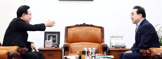 주호영 국민의힘 원내대표(왼쪽)와 박홍근 더불어민주당 원내대표가 지난 10일 오전 국회 운영위원장실에서 내년도 예산안 협상을 벌이고 있다.[연합뉴스]