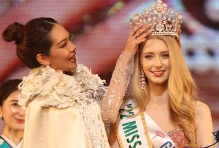 미스 인터내셔널에서 자스민 셀버그가 왕관을 받는 모습. 사진 미쏘솔로지 페이스북 캡처