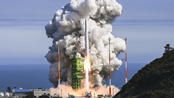 국내 독자 기술로 개발된 한국형 발사체 누리호(KSLV-Ⅱ)가 지난 6월 전남 고흥군 나로우주센터에서 2차 발사되고 있다. 사진공동취재단