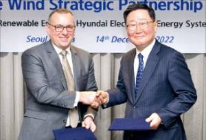 조석 현대일렉트릭 사장(오른쪽)과 파브리스 케모간트 GE리뉴어블에너지 오프쇼어윈드 최고커머셜책임자(COO).